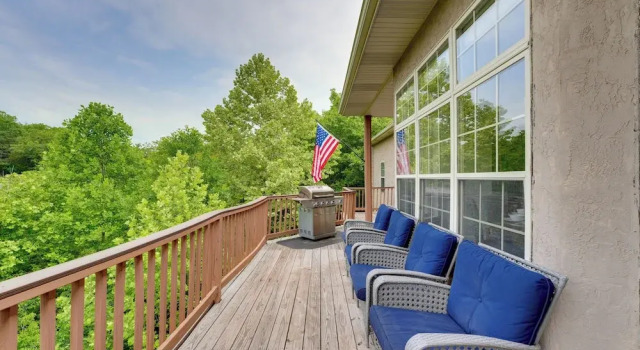 Коттедж с 6 комнатами с балконом 4 Mi to Branson Landing: Huge Home w/ Game Room!