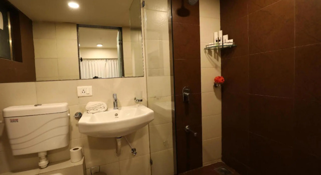 Royal treats Home stays at Belliza Near Airport, Book Hotel Hoteller i Surat med pool, Swimmingpool