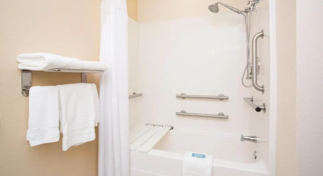 Четырёхместный номер Standard Holiday Inn Express Hotel & Suites Concordia by IHG