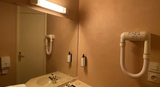 Четырёхместный номер Standard Brit Hotel Essentiel Moulins Avermes