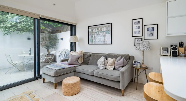 Spacious Three Bedroom Garden Flat Near Clapham Common by Underthedoormat, Забронировать Отель Отели Большого Лондона с парковкой, Парковка