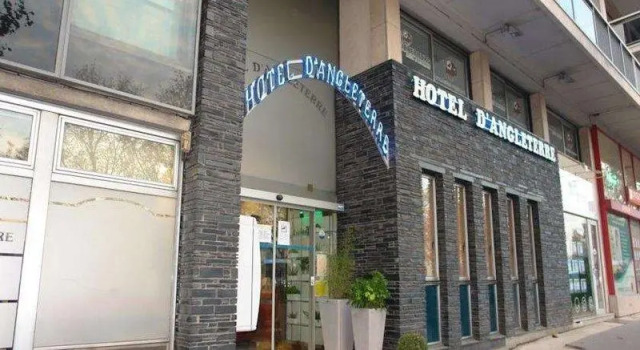 Кровать в общем номере Hôtel d’Angleterre Rouen Centre