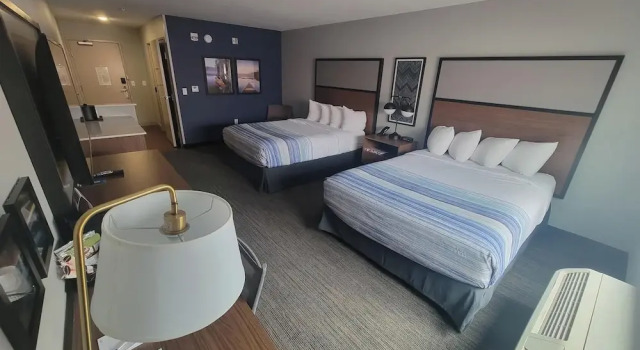 Четырёхместный люкс AmericInn by Wyndham International Falls