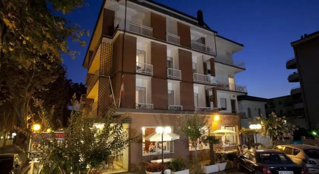Hotel Maxims
