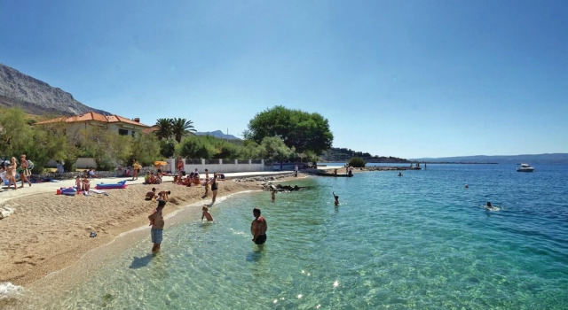 Stunning Apartment in Dugi Rat With 1 Bedrooms and Wifi, Rezerwuj Apartament Hotele w Split-Dalmatia County z parkingiem, Parking
