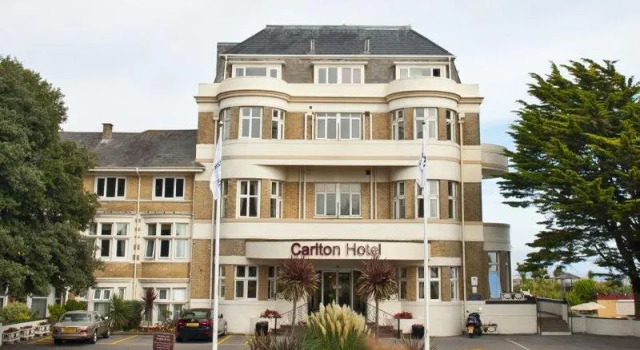 Кровать в общем номере Bournemouth Carlton Hotel By Sunday