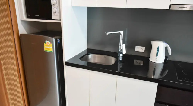 Студия с балконом и с красивым видом из окна Water Park Condominium