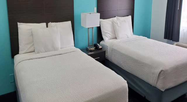 Четырёхместный номер Standard Travelodge by Wyndham Livonia Canton Novi Detroit Area