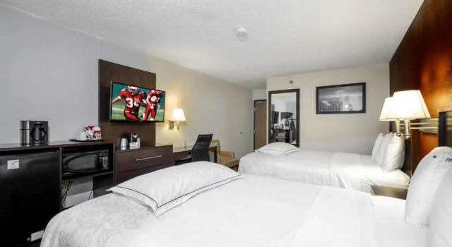 Четырёхместный номер Premium Red Roof Inn PLUS+ & Suites Malone