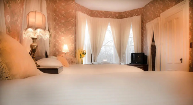 Четырёхместный номер Classic с видом на сад Queen Anne Inn