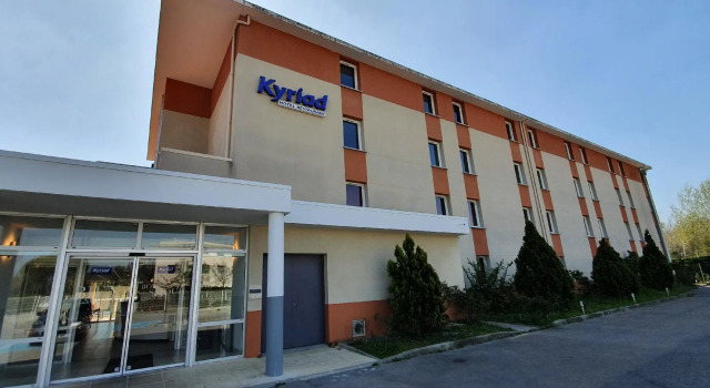 Кровать в общем номере Kyriad Aix Les Milles - Plan de Campagne
