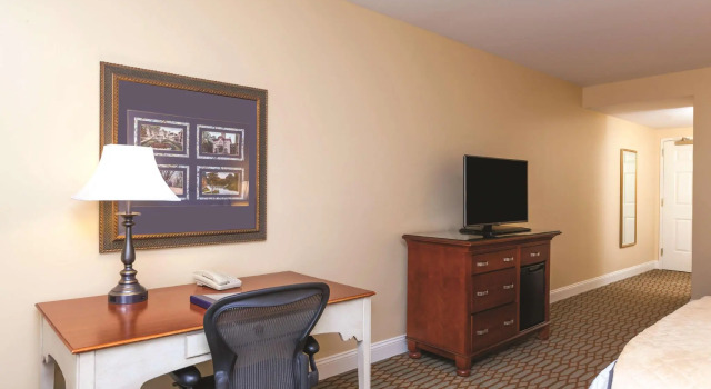 Четырёхместный номер Standard Virginia Crossings Hotel, Tapestry Collection by Hilton