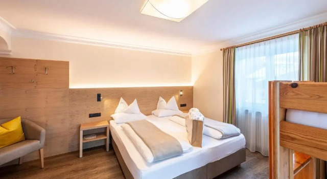 Четырёхместный номер Standard с балконом Hotel Gran Fanes