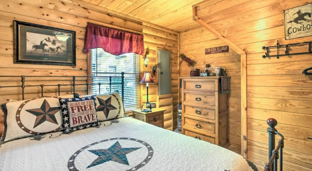 Porch & Fire Pit: Rustic Log Cabin in Smokies!