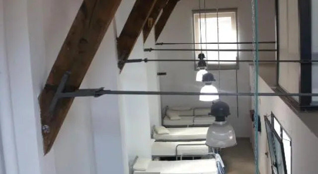 Кровать в общем номере Albergue Santiago Apostol