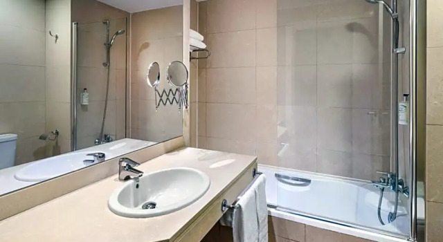 Трёхместный номер B&B HOTEL Logroño Las Cañas