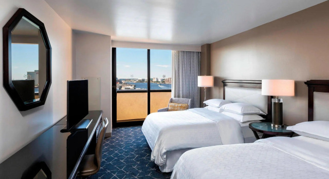 Четырёхместный номер Standard с видом на гавань Sheraton Norfolk Waterside Hotel