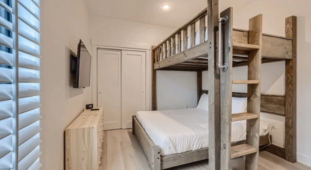 River View Retreat, Забронировать Отель Отели Диллон с парковкой, рядом с D'Vine Wine, Парковка