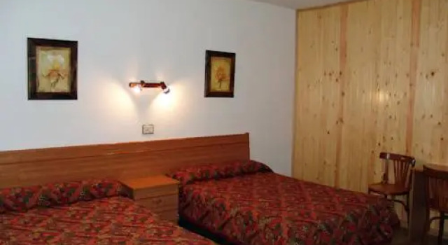 Hostal Pirineos, Varaa Hotelli Sarvise Sobrarbe