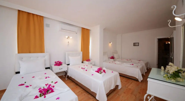 Четырёхместный номер Standard с балконом Neruda Hotel