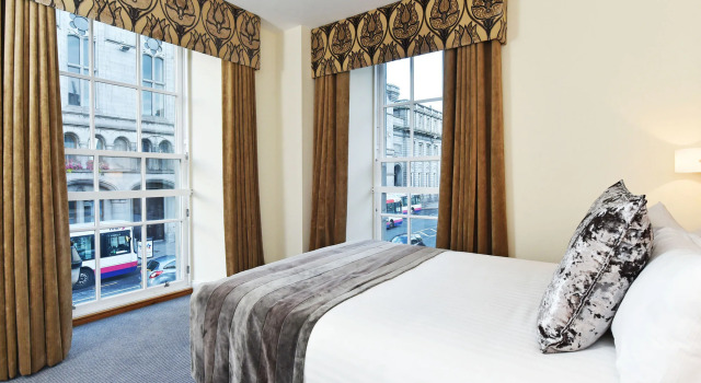 Royal Athenaeum Suites
