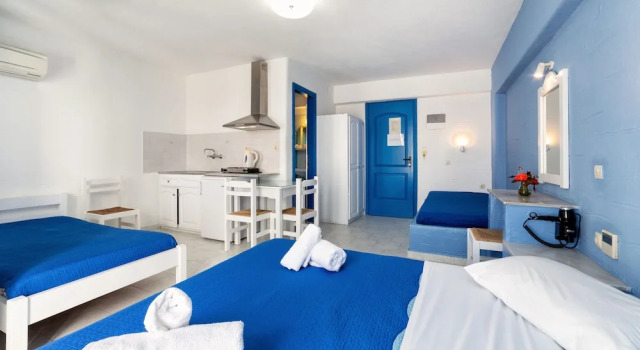Четырёхместный номер Standard с балконом Stratos Apartments & Studios
