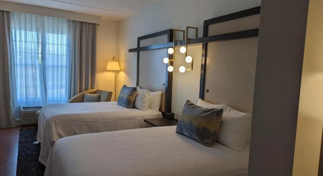 Четырёхместный номер Standard с видом на озеро Hotel Indigo Jacksonville-Deerwood Park by IHG
