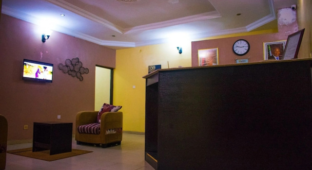 Esporta Suites - Agindingbi, Varaa Hotelli Hotellit Lagos pysäköinnillä, Pysäköinti