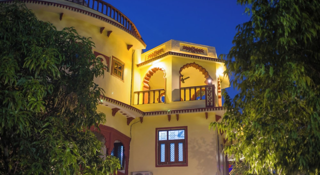 Alaya Stays 4 BHK with Outdoor Dining Area - Abhimanyu Mansion Sapphire, Забронировать Апартаменты/квартира Отели штата Раджастхана с парковкой, Парковка