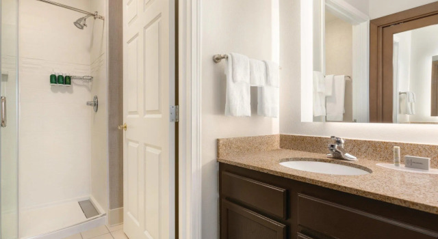 Двухместный люкс с 2 комнатами Residence Inn by Marriott Buffalo Galleria Mall