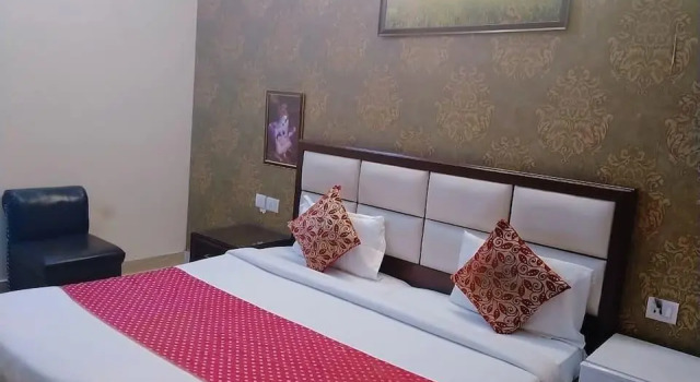 YoYo Room Sai Mandir, Забронировать Отель Нойда штат Уттар-Прадеш