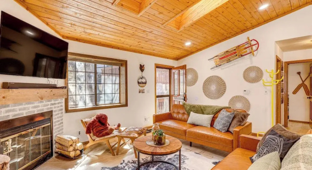Коттедж 8 Mi to Big Bear Lake: Cabin w/ Deck & Fireplace