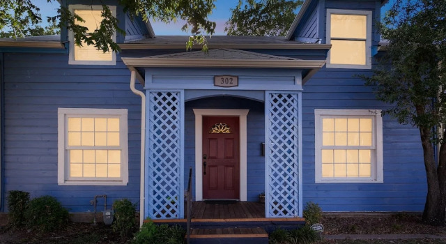 Коттедж The Old Downtown Historic Grand Prairie House 4 Bedroom Home by RedAwning