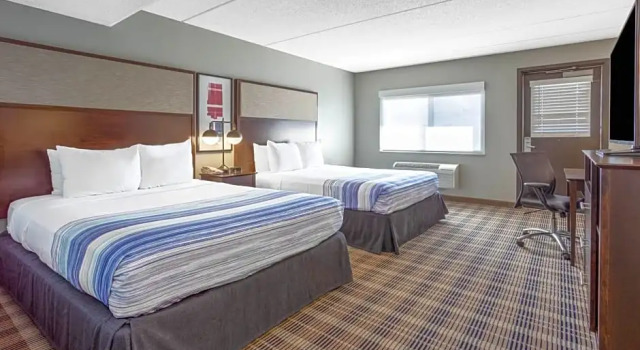 Номер Deluxe AmericInn by Wyndham Madison South