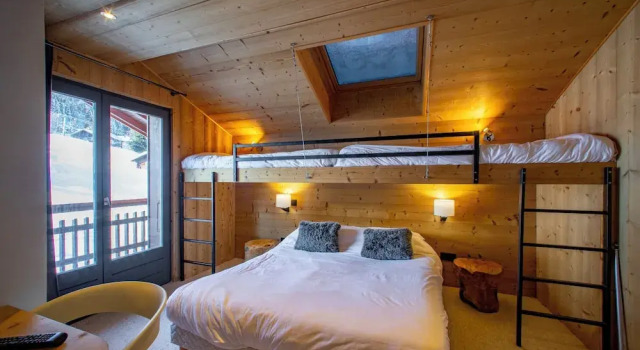Четырёхместный семейный номер Economy с балконом Chalet-Hôtel Les Rhodos
