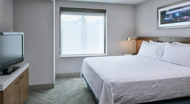 Четырёхместный номер Premium Hilton Garden Inn Detroit Downtown