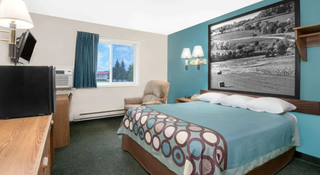 Super 8 by Wyndham Huron, Book Mini-hotel Huron South Dakota