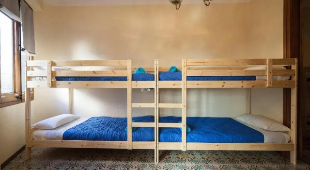 Hostel Bed in Girona, Book Hostel / Vandrerhjem Hoteller i Girona med parkering, nær Arab Baths Girona, Parkering