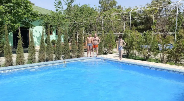 Кровать в общем номере с видом на сад May weather Resort Family G House