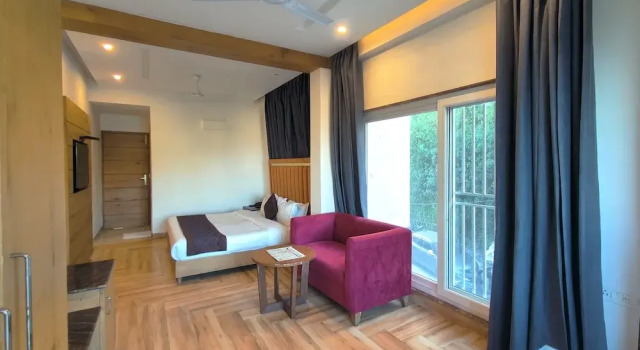 Двухместный номер Deluxe с балконом Luxury Inn by Stotrak Hotels