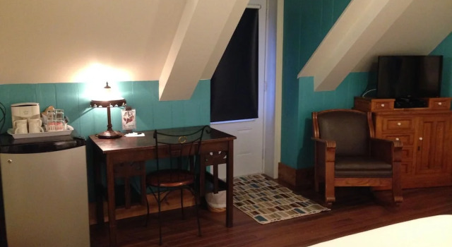Четырёхместный номер Comfort с балконом Auberge Seigneurie des Monts