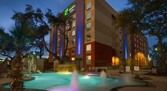 Люкс с видом на море Holiday Inn Express & Suites San Antonio Medical - Six Flags by IHG