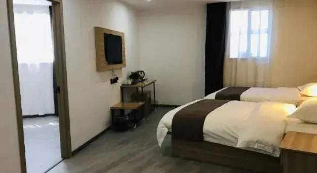 Четырёхместный люкс Huayi Hotel (BeijingHome Huairou Pedestrian Street Shop)