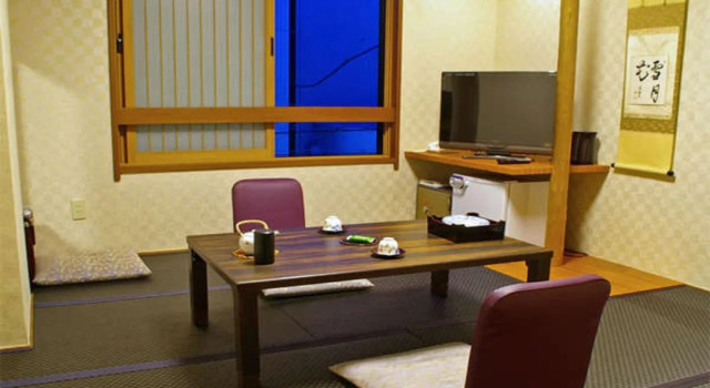 Satomo Ryokan, Забронировать Отель Отели в центре Киото, в центре, Парковка