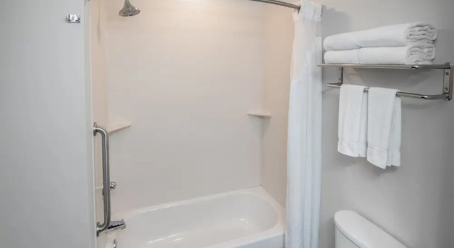 Четырёхместный номер Standard Holiday Inn Express Cleveland Airport - Brook Park by IHG