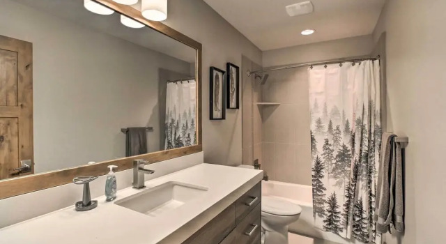 Апартаменты Modern Townhome w/ Mtn Views < 7 Mi to Ski Resorts