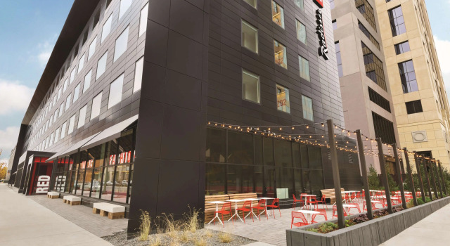 Radisson RED Minneapolis Downtown, Varaa Hotelli Hotellit Minnesota pysäköinnillä, Pysäköinti
