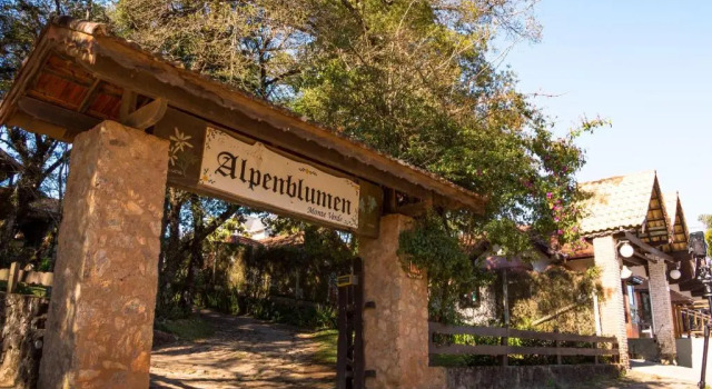 Pousada Alpenblumen, Забронировать Отель Отели Монти-Верди с парковкой, рядом с Municipal Stadium Verner Grimberg Monte Verde, Парковка