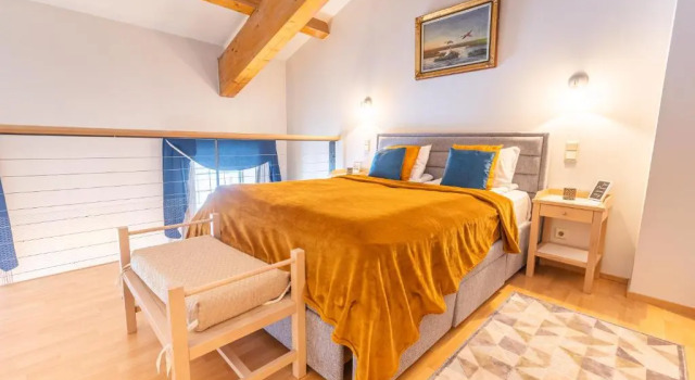 Daily Apartments - Split Level Apartment near Port