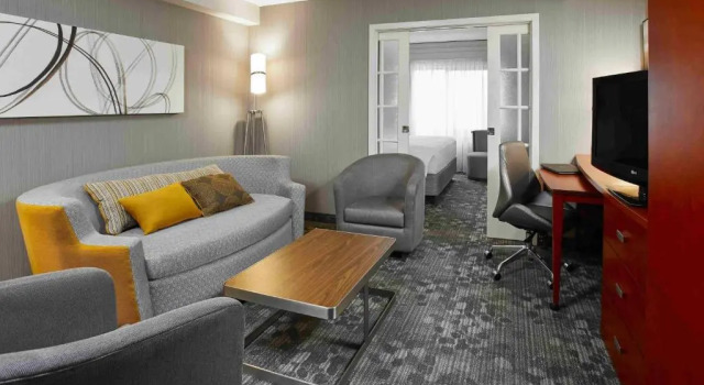 Двухместный люкс c 1 комнатой Courtyard by Marriott Toronto Brampton